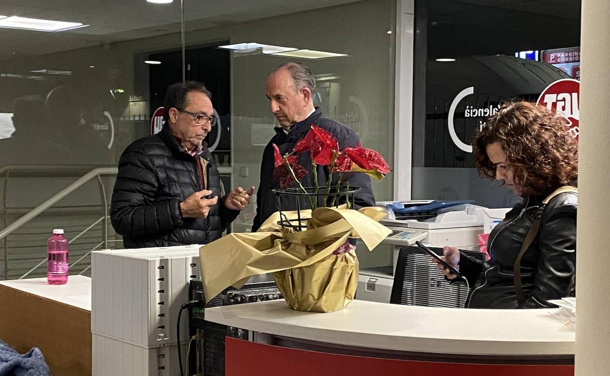 Ángel Franco y Miguel Millana charlan en la sede de la UGT, donde se ha celebrado la jornada electoral, con la concejal Llanos Cano mirando el móvil.