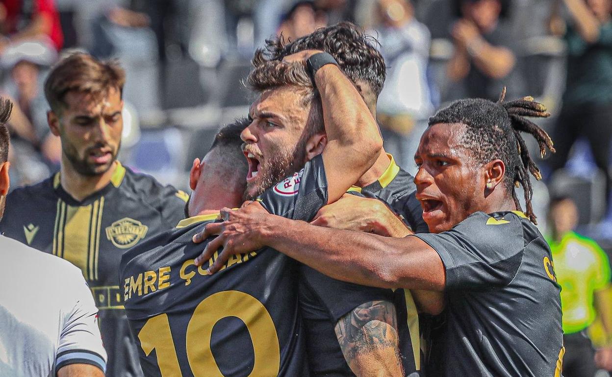 Los jugadores del Intercity abrazan a Álvaro Pérez, autor de los dos goles. 