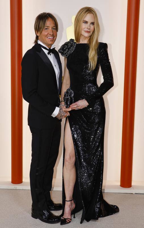 Nicole Kidman con un Armani que no es de los mejores, y su marido, Keith Urban.
