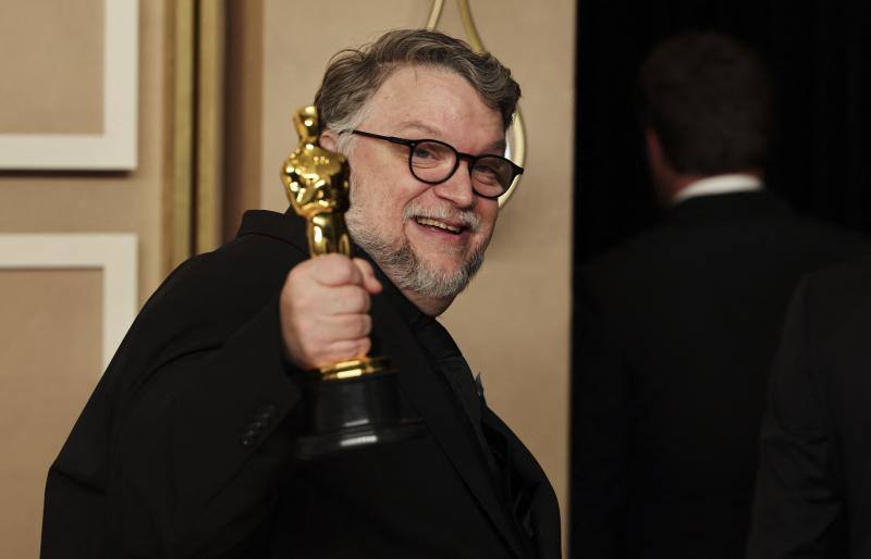 Guillermo del Toro muestra el galardón por 'Pinocho', votada como la mejor película de animación.