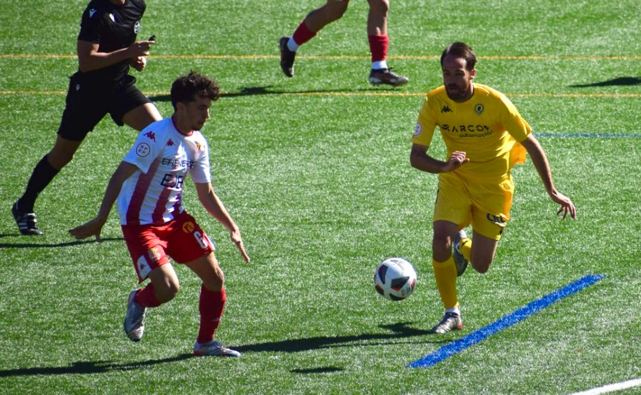 Míchel Herrero trata de recuperar la pelota ante un rival del Manresa. 