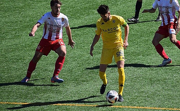 Raúl protege una pelota durante el encuentro en Manresa. 
