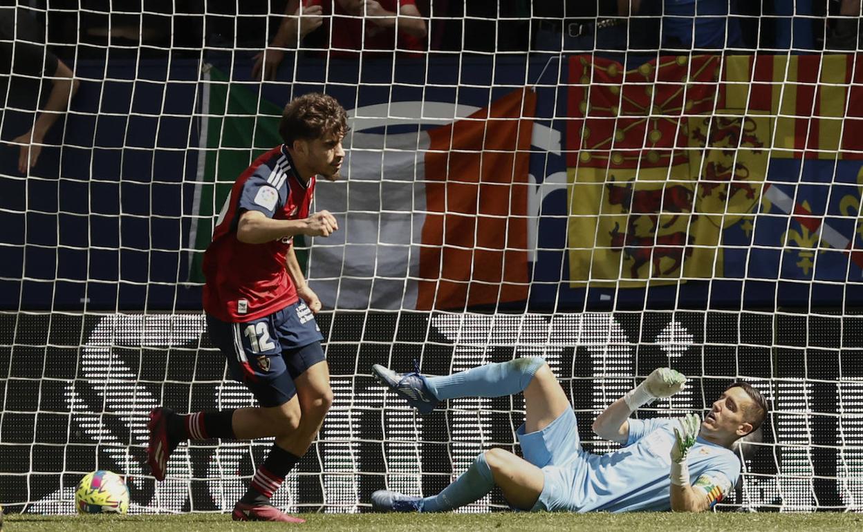 Abde celebra uno de los goles ante el meta ilicitano Édgar Badia. 