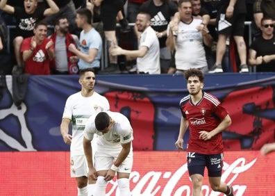 Imagen secundaria 1 - Imágenes del partido de este sábado disputado en Pamplona entre el Osasuna y el Elche. 