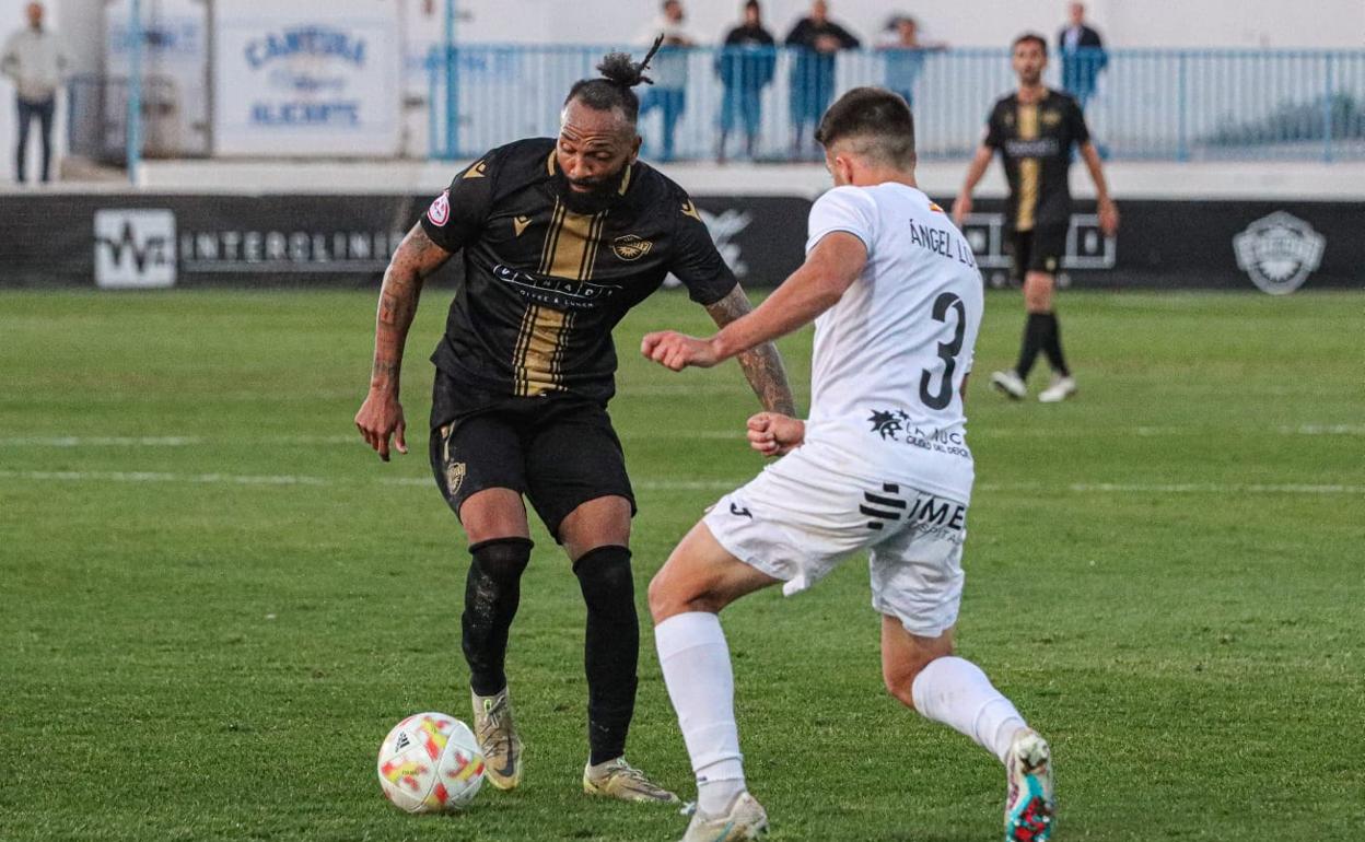Emilio Nsue trata de superar al jugador de La Nucía Ángel López durante el encuentro de este sábado. 