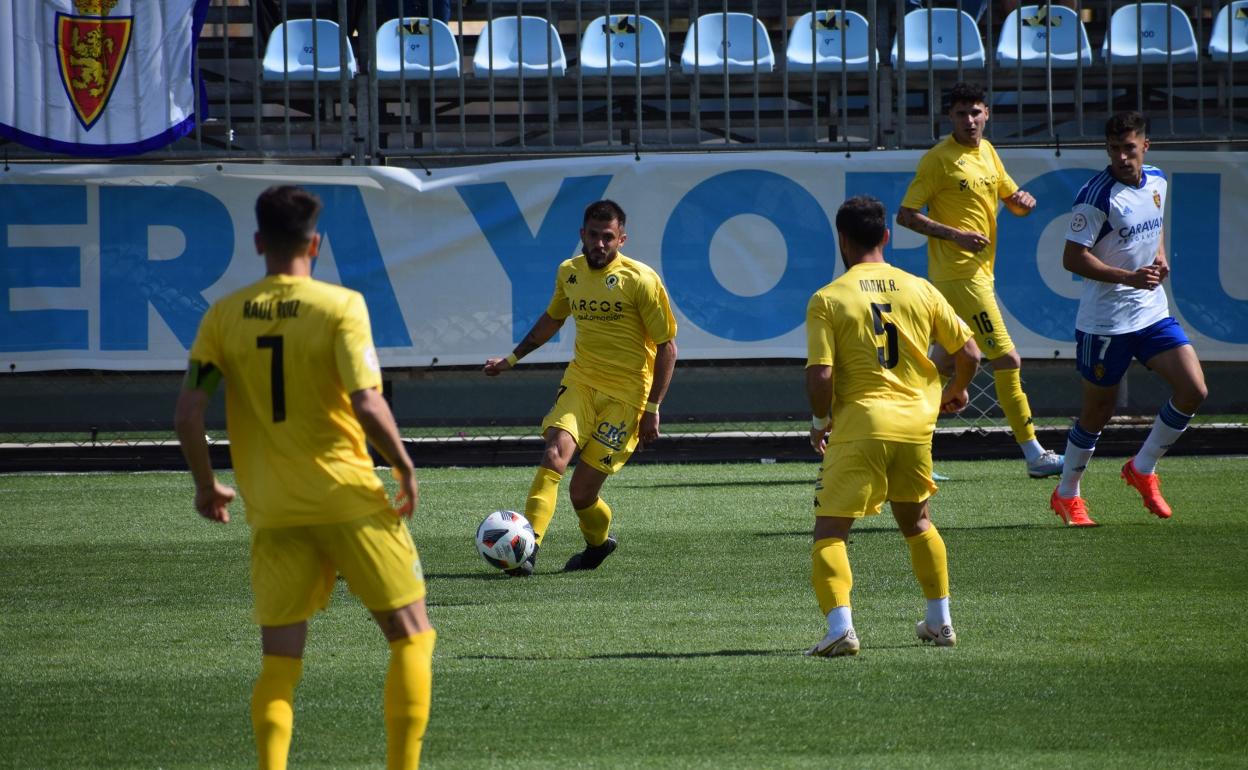 El herculano Artiles combina con Raul y Maxi Ribero en el partido de este mediodía en Zaragoza. 