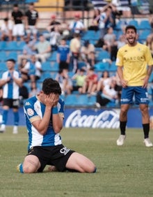 Imagen secundaria 2 - Imágenes de la protesta al final del partido en la Puerta 0, Peña se encara con algunos jugadores del Alzira y Luque se lamenta tras una ocasión fallada. 