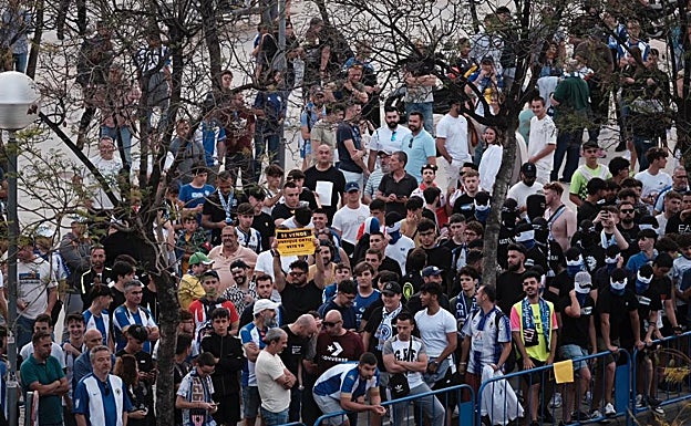 Imagen principal - Imágenes de la protesta al final del partido en la Puerta 0, Peña se encara con algunos jugadores del Alzira y Luque se lamenta tras una ocasión fallada. 