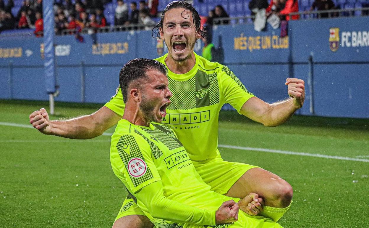 Aarón Piñán y Pol Roigé celebran el 0-2 en la Ciudad Deportiva del Barcelona. 