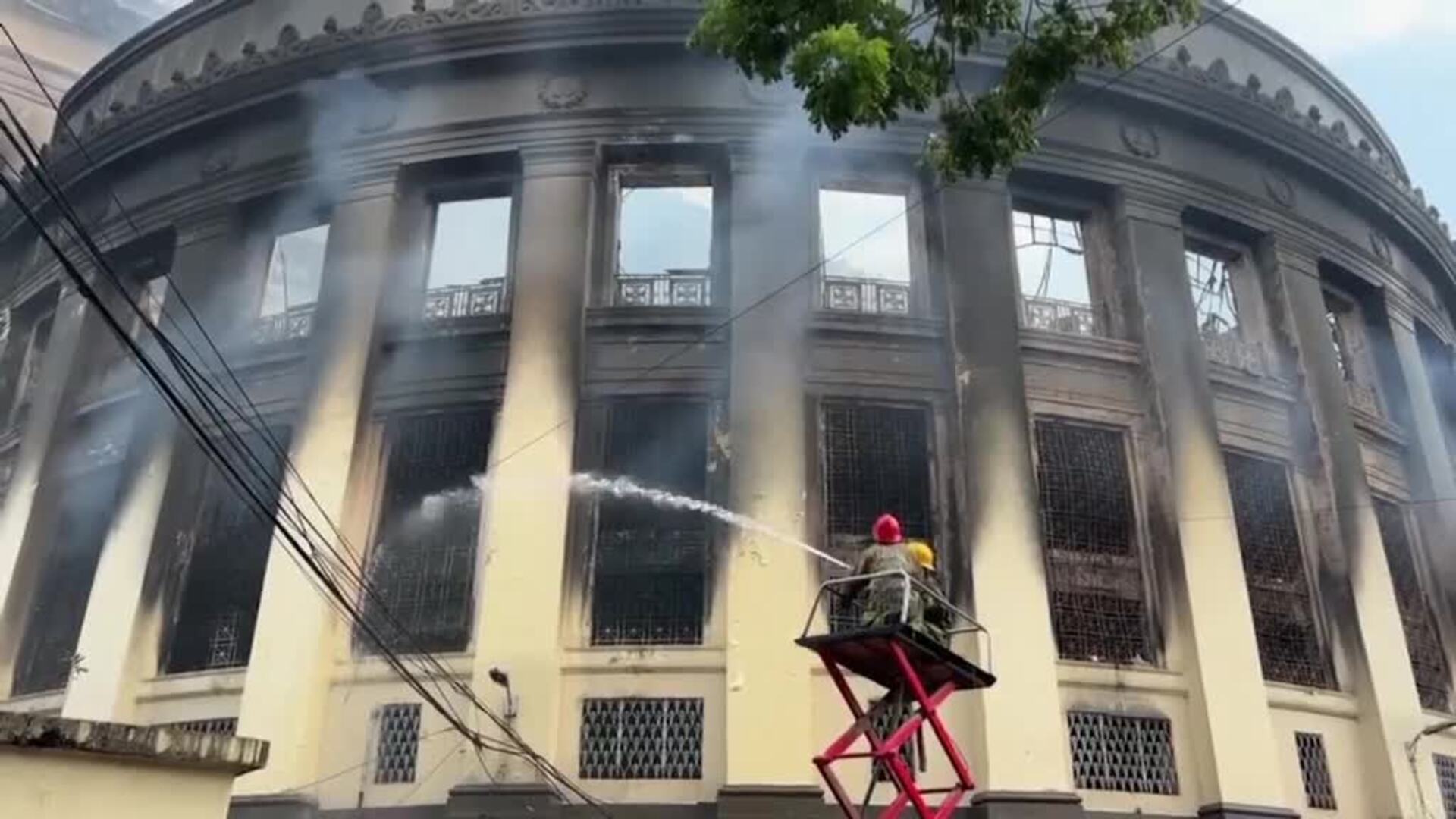 Un gran incendio destruye un edificio histórico del centro de Manila