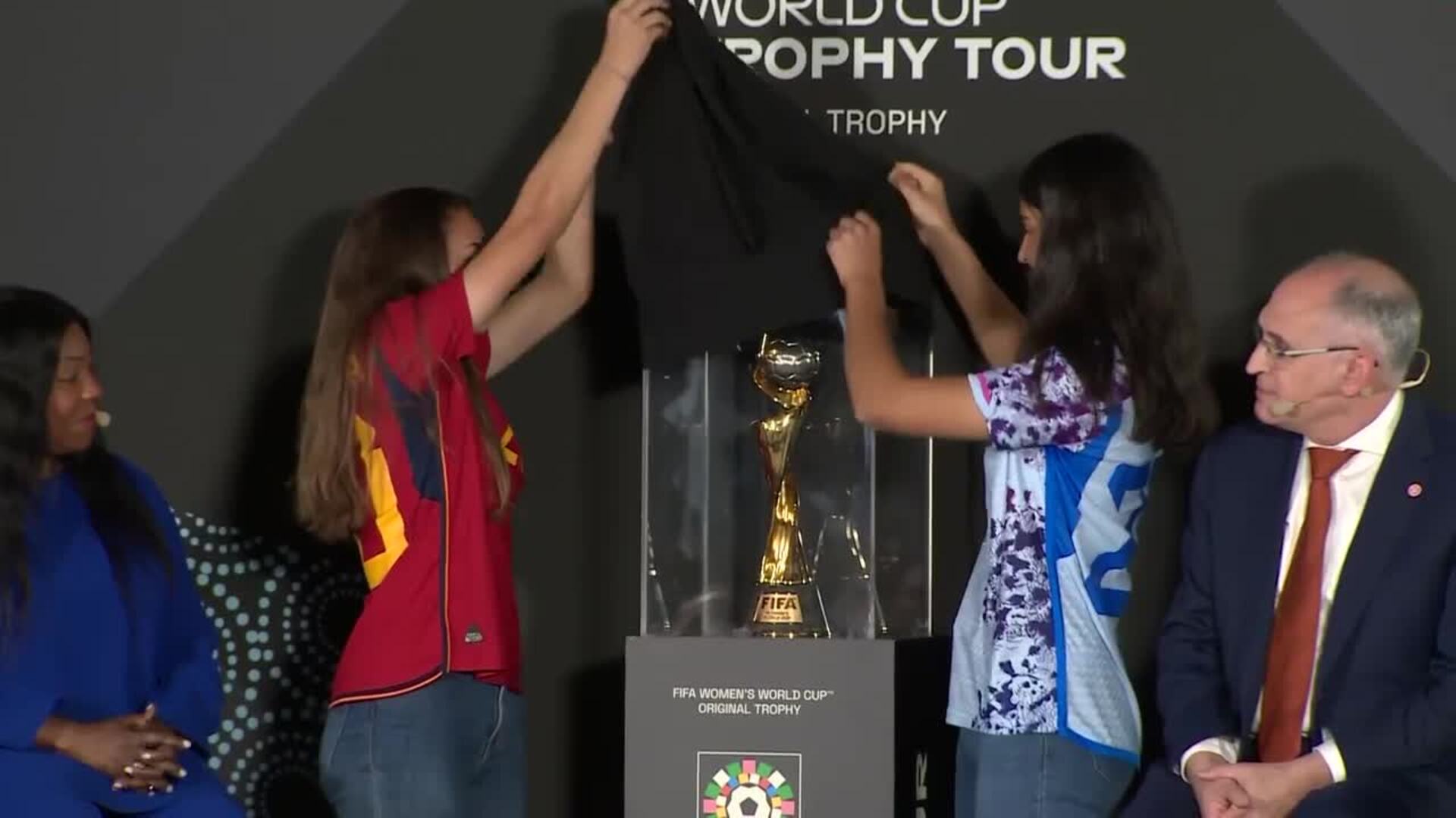Inma Gabarro y Marina Artero descubren el trofeo de la Copa del Mundo femenino