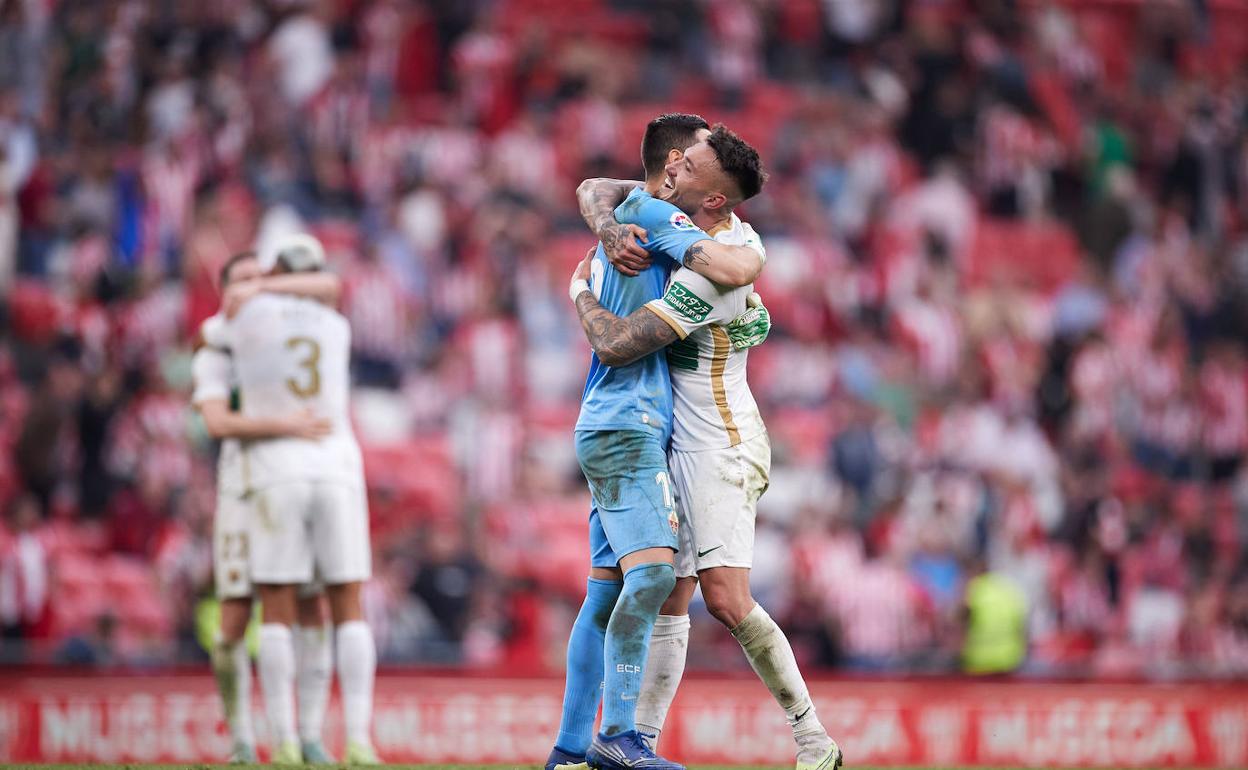 Josan se abraza con Édgar Badia a la conclusión del partido. 