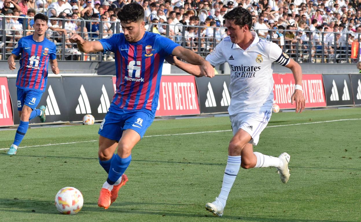 Sergio Ortuño controla la pelota ante el capitán del Castilla, Carlos Dotor. 