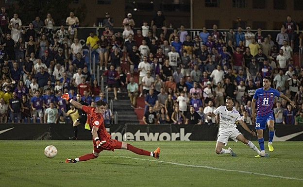 Imagen principal - Imágenes del brillante ascenso del Eldense al fútbol profesional. 