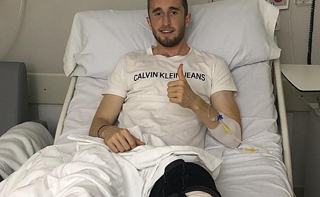 En diciembre de 2020 se rompió la rodilla y fue operado por el doctor Ripoll en Murcia. 