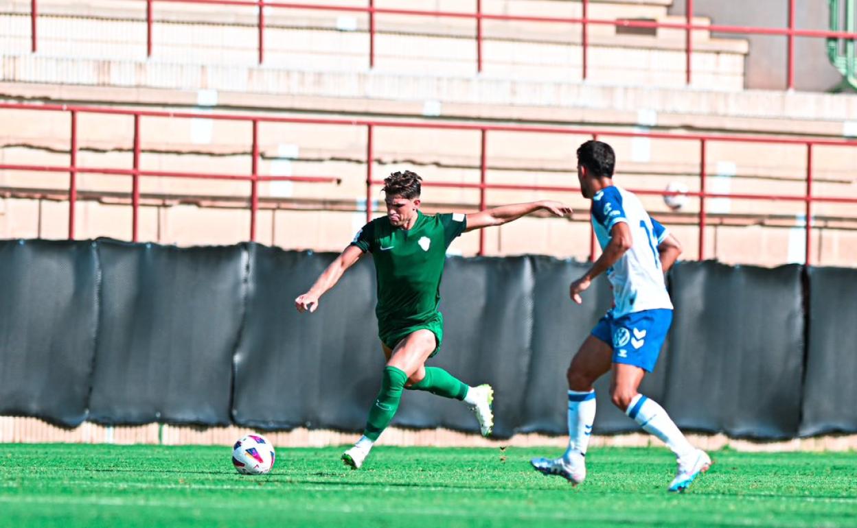 Raúl Guti se dispone a centrar en el partido disputado esta mañana en el Díez Iborra. 