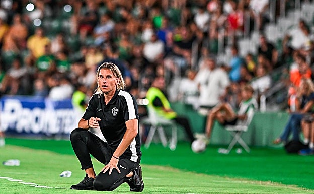 Beccacece sigue atentamente el partido desde la banda esta noche. 