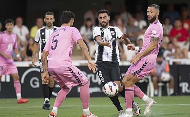 Imagen principal - Imágenes del encuentro de esta tarde en Cartagonova. 