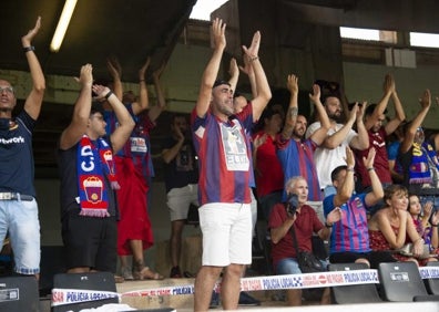 Imagen secundaria 1 - Imágenes del encuentro de esta tarde en Cartagonova. 