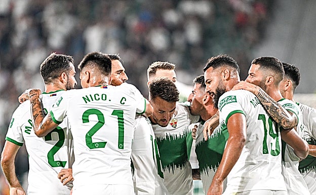 Imagen principal - Primeros tres puntos de la temporada para el Elche (1-0)
