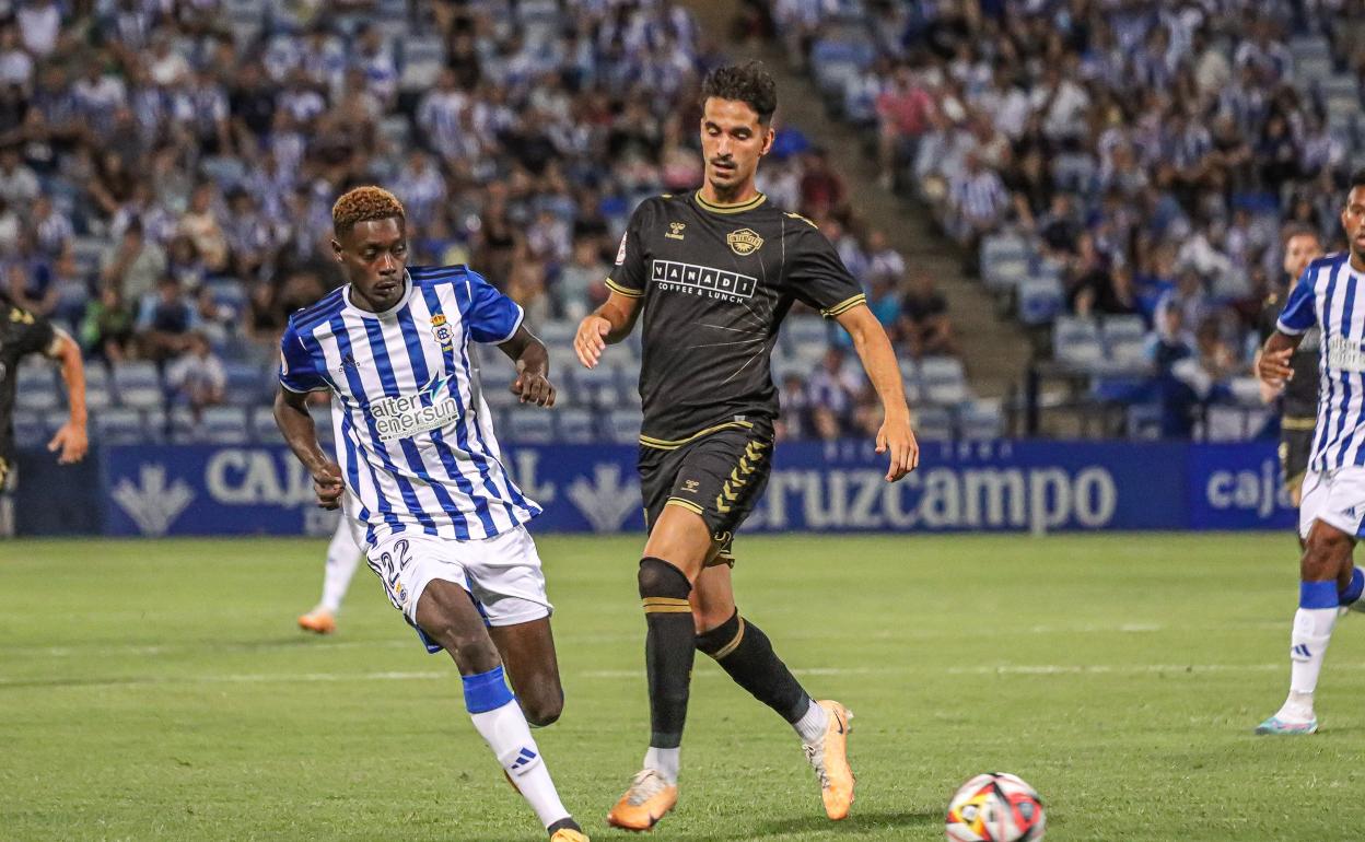 Soldevila trata de controlar un balón ante el jugador del Recre Rahim Alhassane. 