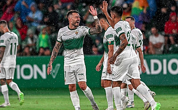 Imagen principal - Elche y Racing se reparten los puntos en un partido trepidante en el Martínez Valero (1-1)