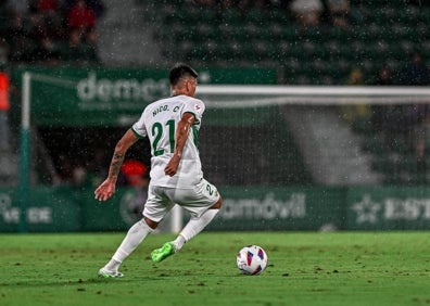 Imagen secundaria 1 - Elche y Racing se reparten los puntos en un partido trepidante en el Martínez Valero (1-1)