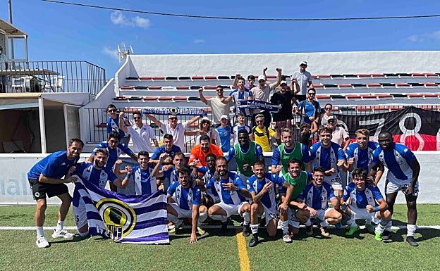 Los jugadores posan con los aficionados después del encuentro. 