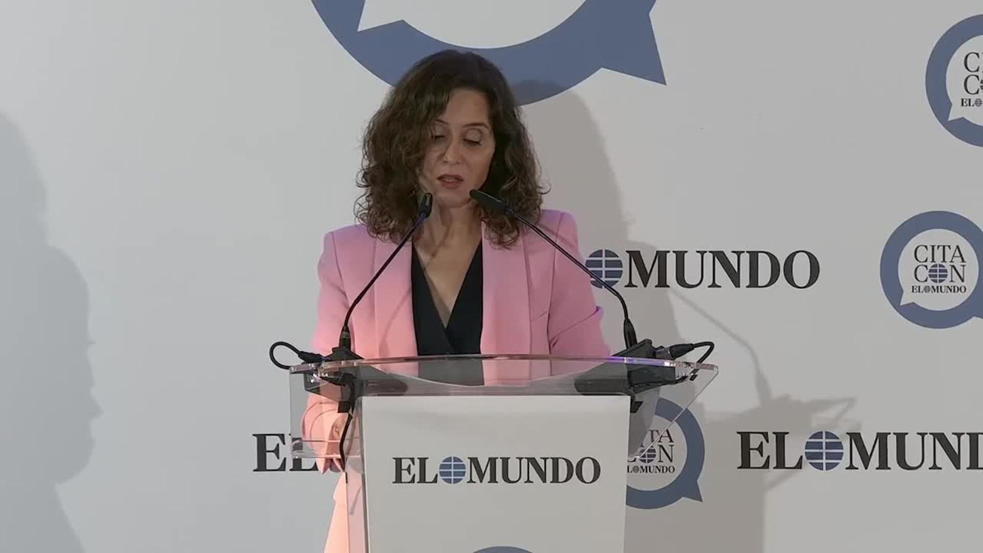 Ayuso sostiene que Puigdemont "ha puesto de rodillas" a Sánchez