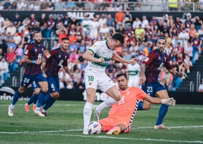 Imagen secundaria 1 - Imágenes del encuentro de esta tarde en Elda. 