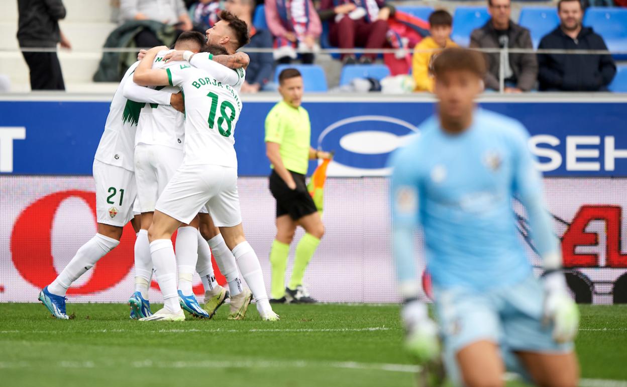 Los jugadores se abrazan tras el tanto de Nico Fernández. 