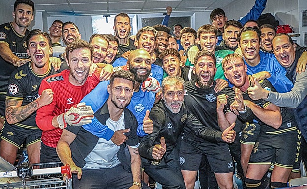 Los jugadores y el presidente, Salvador Martí, celebran la victoria en el vestuario. 