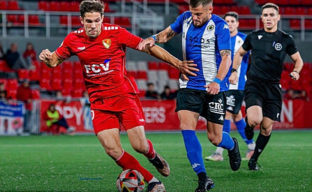 Gil Muntadas lucha por un balón con el herculano Artiles en el partido de este domingo. 