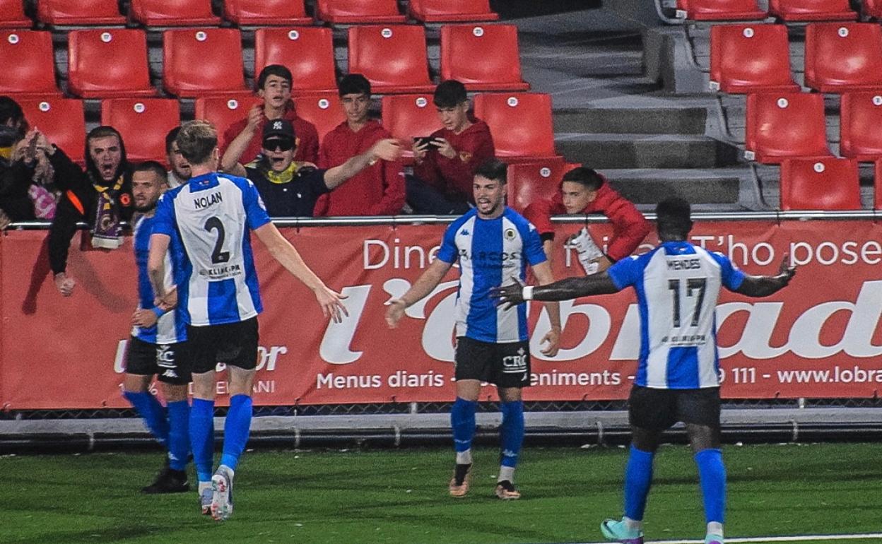 Alvarito celebra con sus compañeros y con algunos aficionados el tanto del empate en Terrassa. 