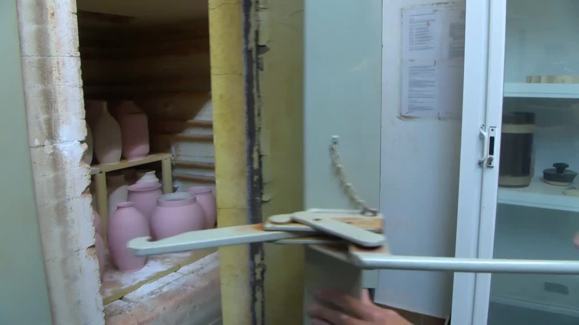 La Escuela de Artesanos de Gelves decora con 540 jarrones un evento de los Grammy