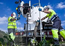 Los trabajadores de hidraqua trabajando en una alcantarilla.