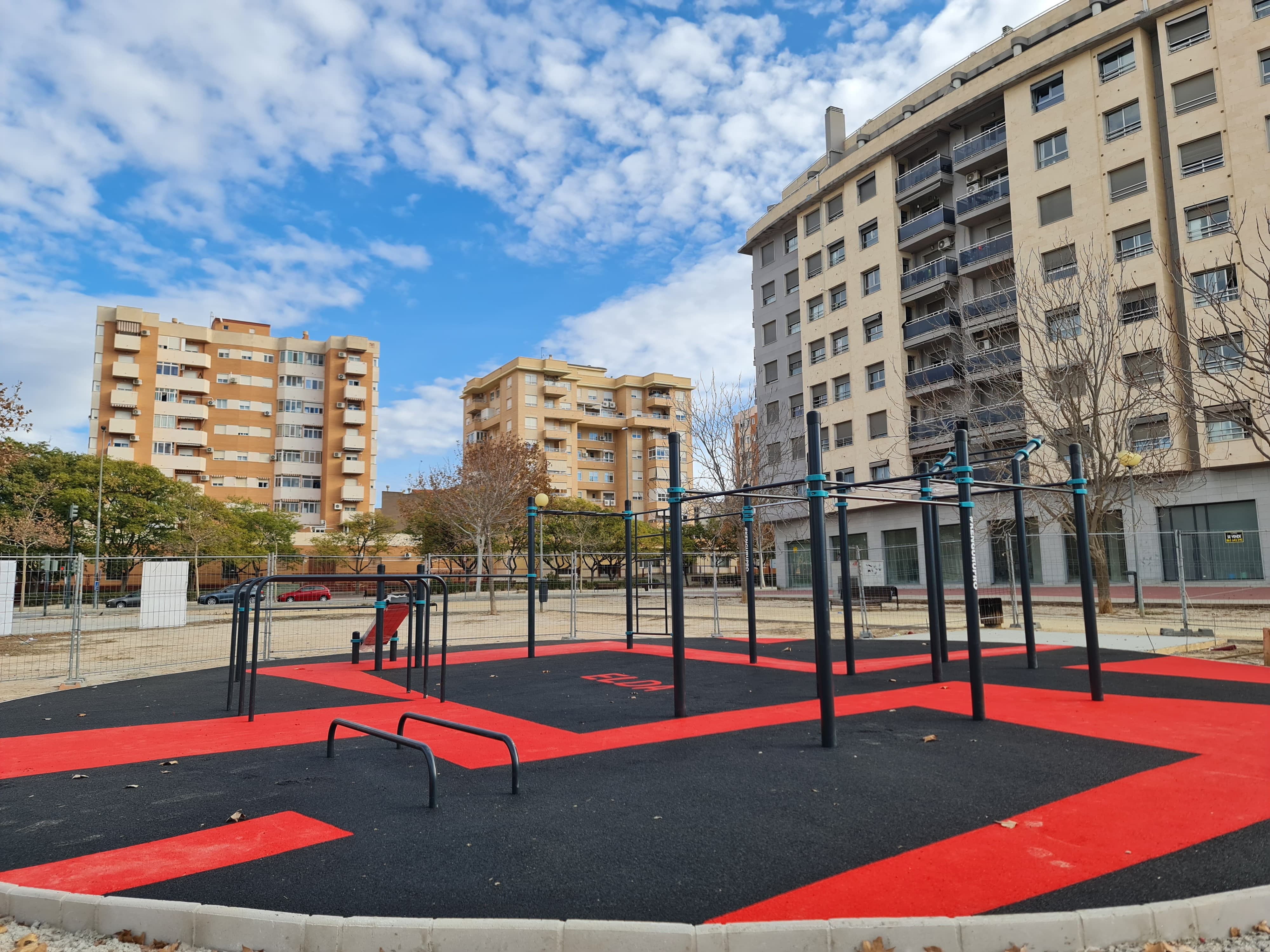 La pista de calistenia ya instalada en la plaza.