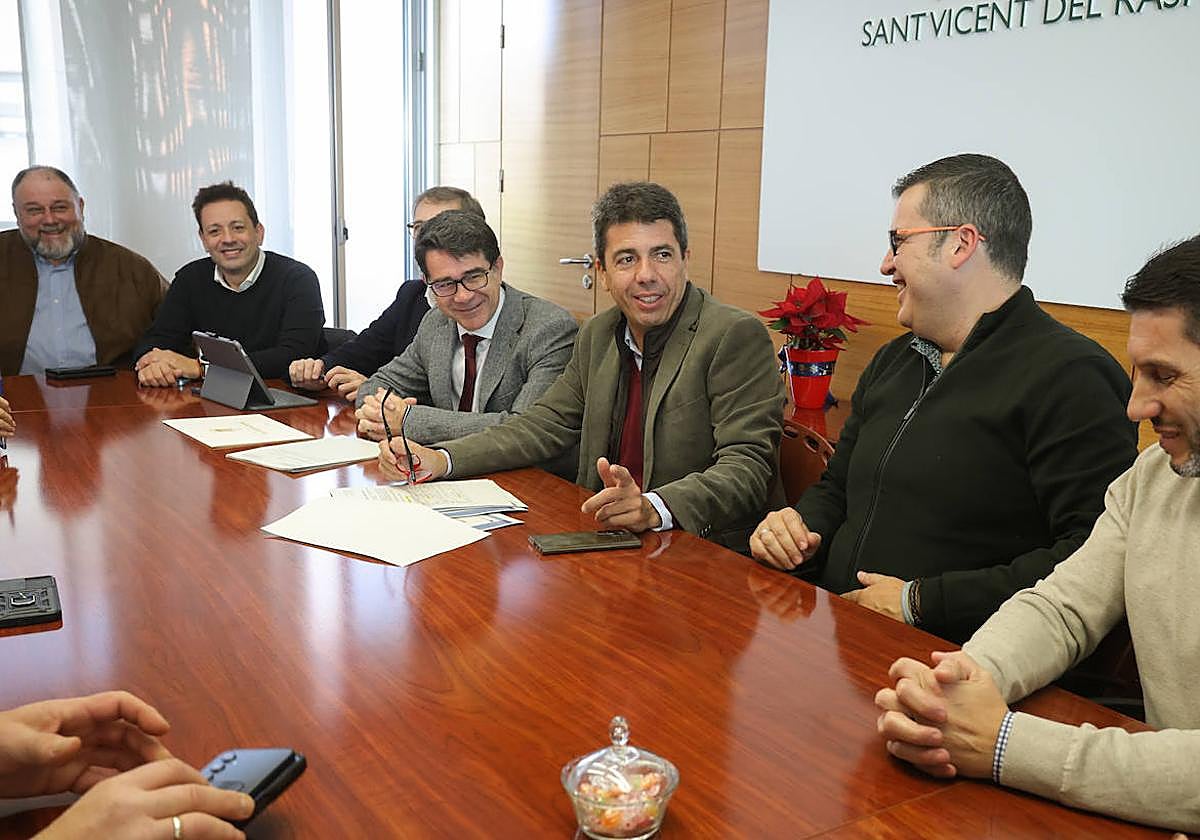 Mazón durante la visita al Ayuntamiento de San Vicente del Raspeig.