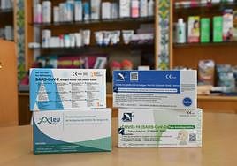 Diferentes presentaciones de test autodiagnóstico en una farmacia de Alicante.