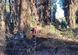 Dos bomberos culminando las tareas de extinción en Xàbia.