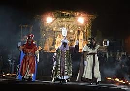 Los Reyes Magos tras la adoración en la Plaça d'Espanya de Alcoi en una foto de archivo.