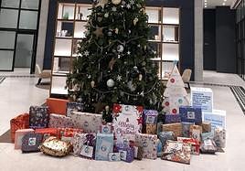 Un surtido de regalos que ha repartido CaixaBank entre niños de la Comunitat.