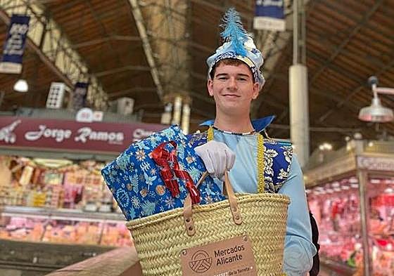 Uno de los pajes reales en el Mercado Central de Alicante.