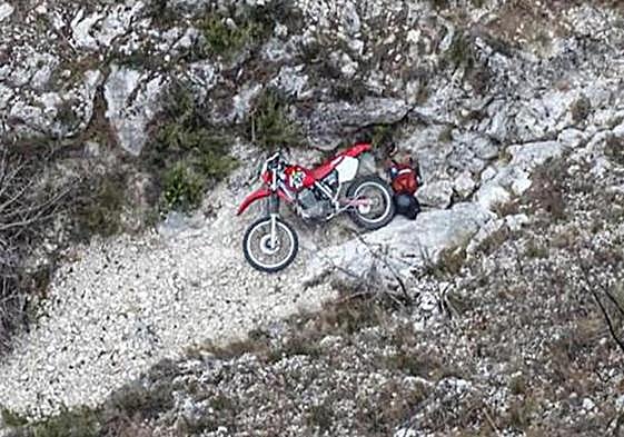 El vehículo accidentado tras caer por el barranco de Tollos.