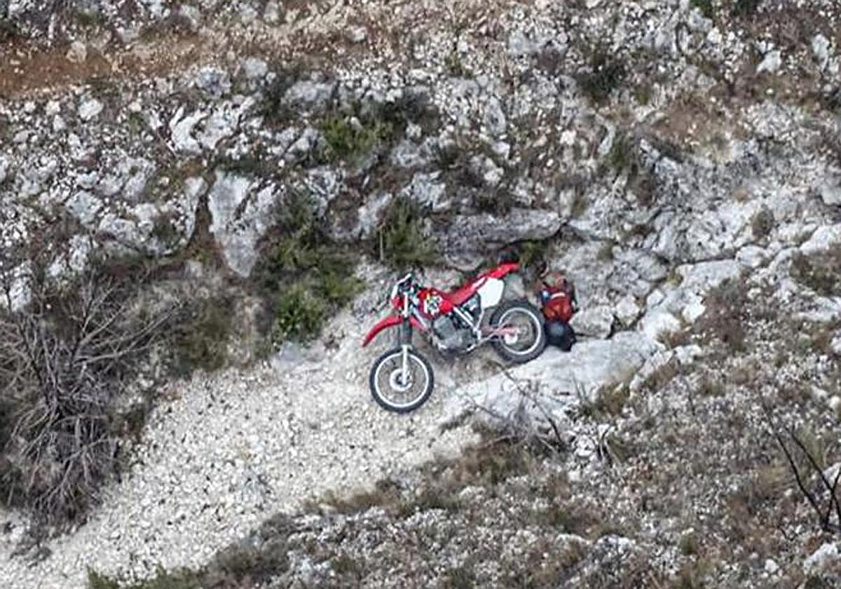 El vehículo accidentado tras caer por el barranco de Tollos.