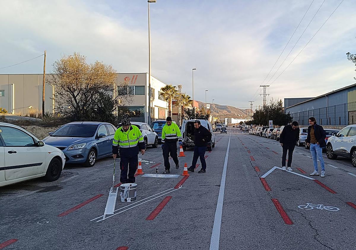 Imagen principal - Operarios municipales trabajan en la habilitación de nuevos aparcamientos y una ciclovía.
