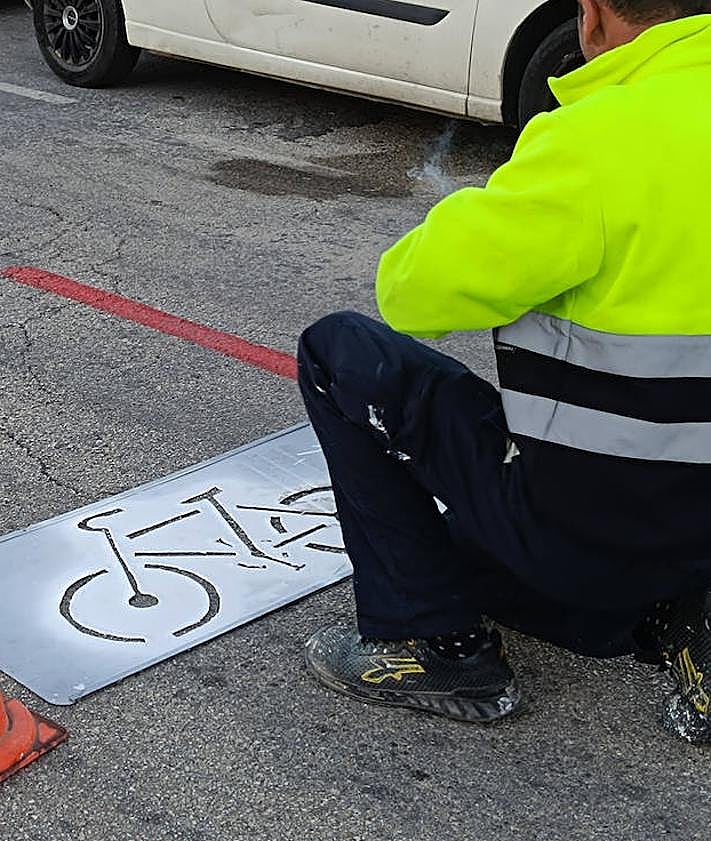 Imagen secundaria 2 - Operarios municipales trabajan en la habilitación de nuevos aparcamientos y una ciclovía.
