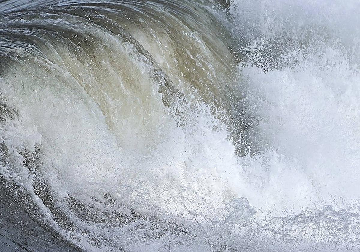 Intenso oleaje en una playa de la península.