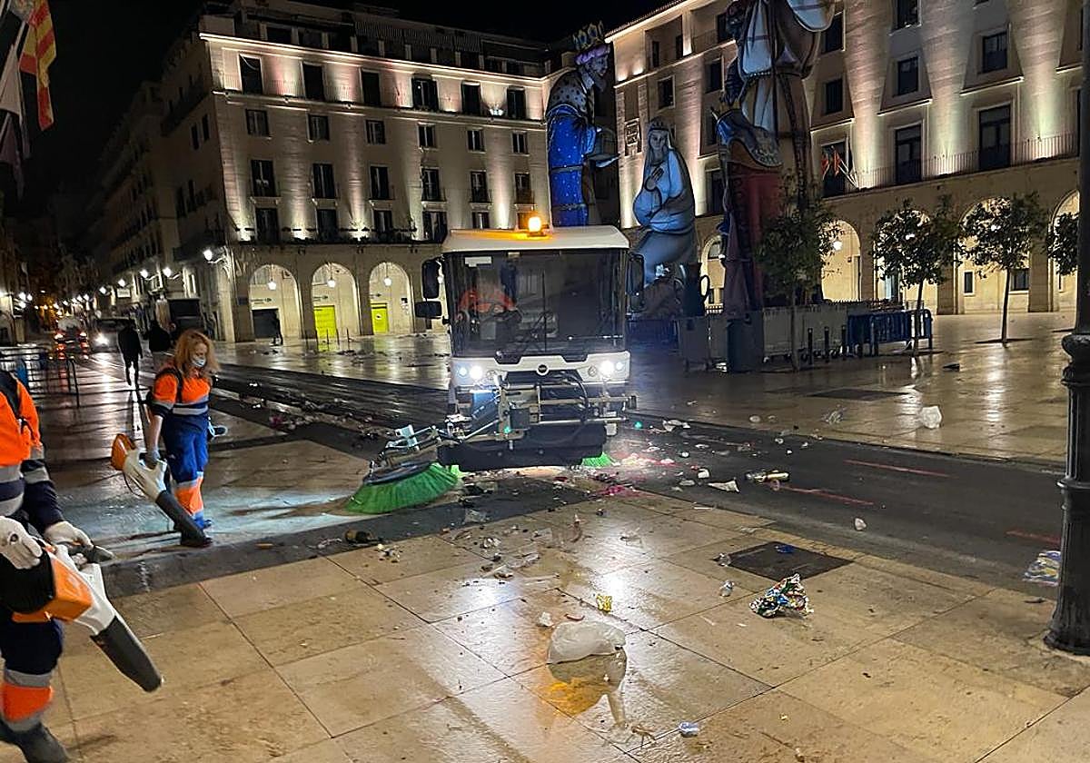 Limpieza especial en la plaza del Ayuntameinto durante Navidad.
