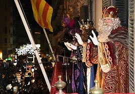 Los tres reyes saludando desde el balcón del Ayuntamiento de Alicante